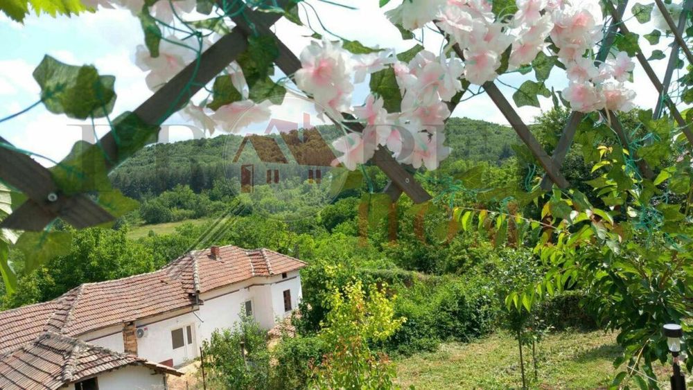 Реновирана Двуетажна Къща за Продажба