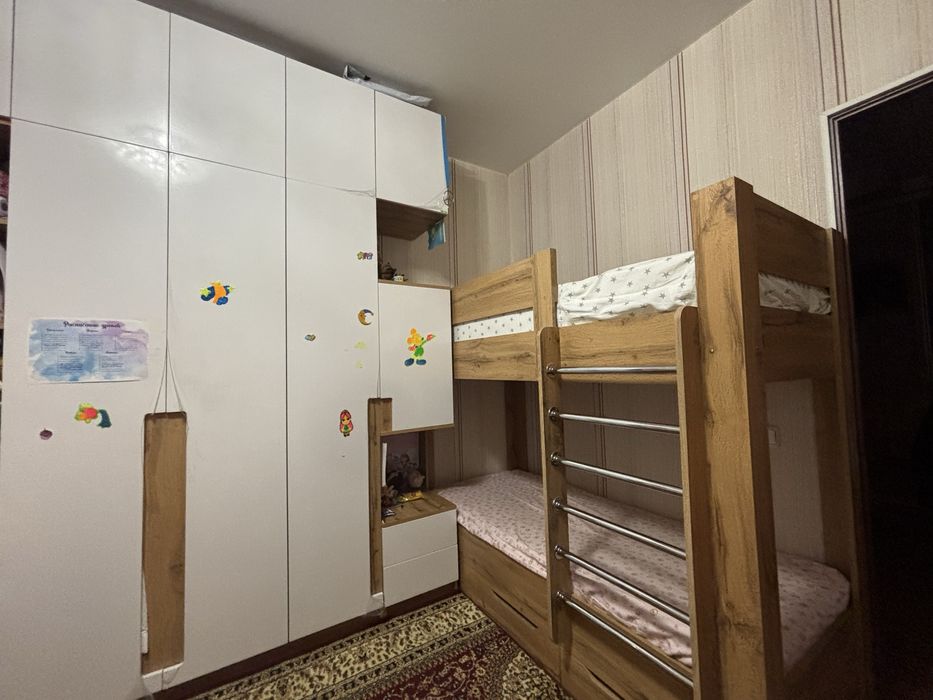Кровать двухярусная. Шкаф. Стол.
