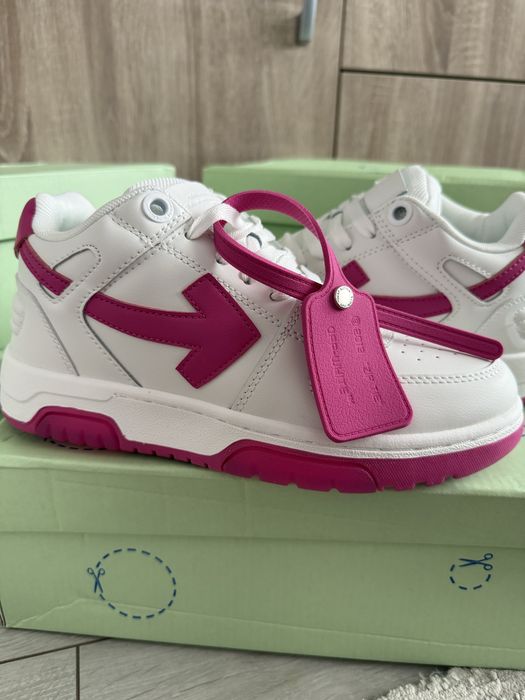 Off White ‘Out of office’ // Premium