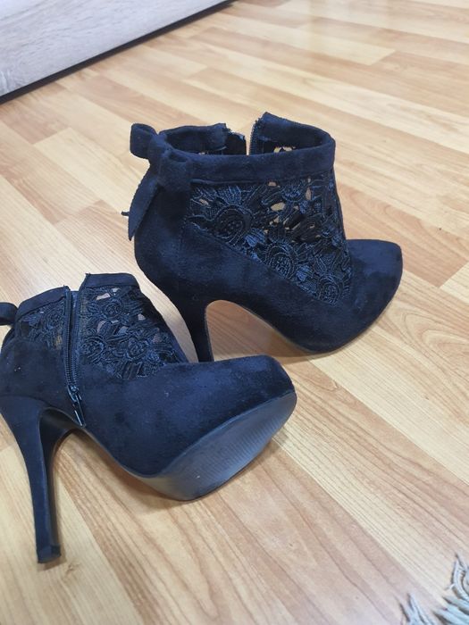 Botine dn piele intoarsa preț 100 lei