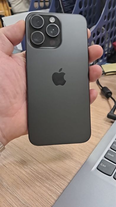 Продам или обмен Айфон 15 про мах