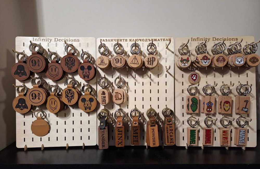 Различни видове дървени ключодържатели и джобчета за чип