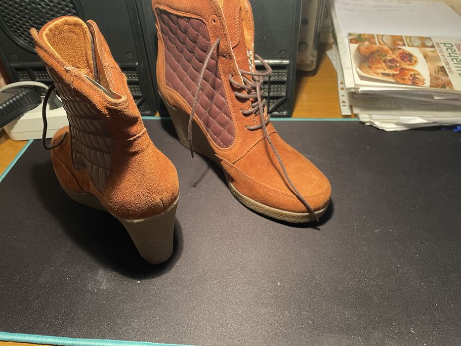 Продаю демисезонные ботинки и туфли.  5000 тенге