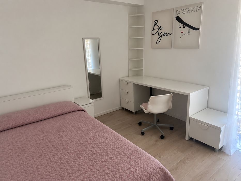 Dormitor complet cu mobilier alb/roz