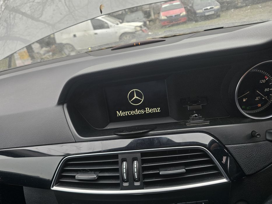 Dezmembrez Mercedes  W 204