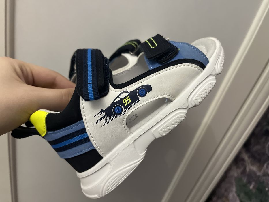 Продам сандали новые