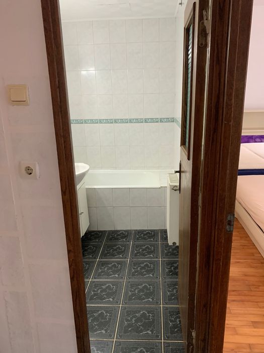 Inchiriez apartament 3 camere parter