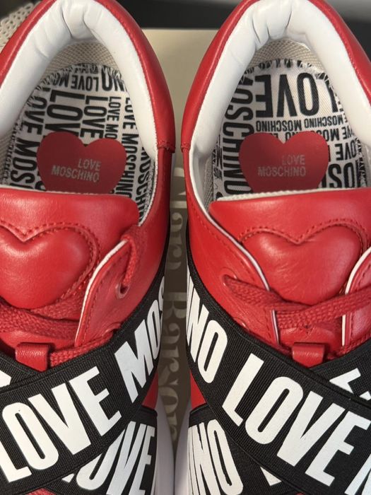 Сникърси Love Moschino