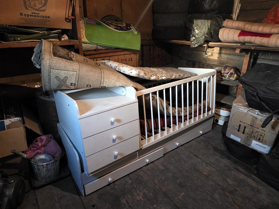 Детская кровать с пеленальным столиком