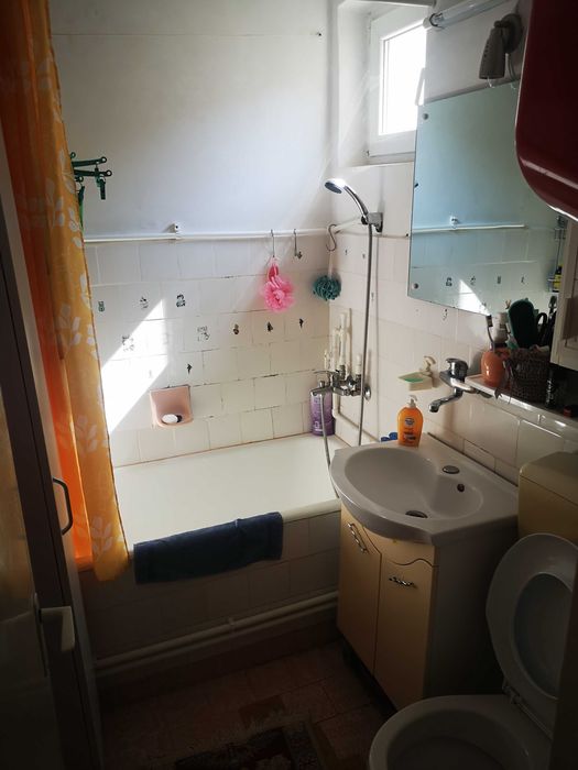 Apartament 4 camere (3 dormitoare + living), etaj 4, vizavi de Piața Vest, Tulcea – mobilat, balcon cu vedere superbă