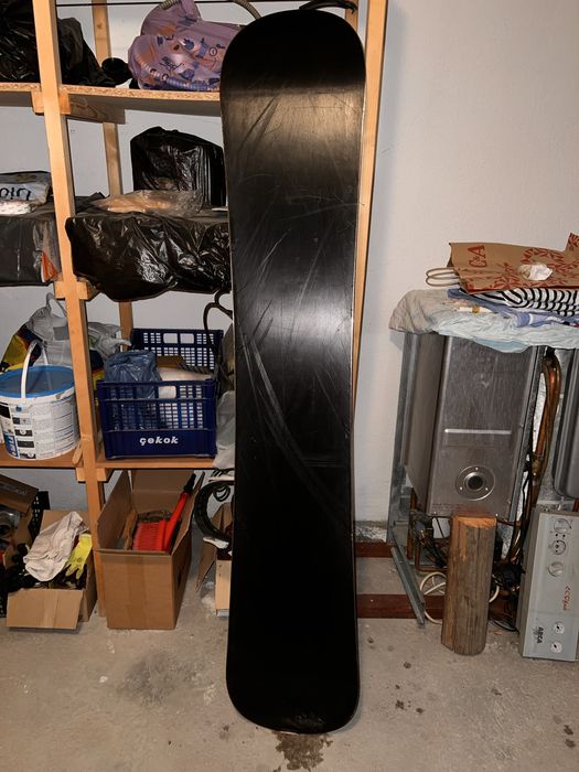 Placă snowboard cu legături model cu dragon și foc