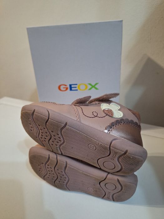 Продавам обувки за момиченце Geox