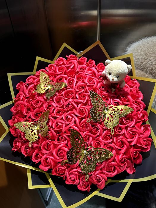 Buchet 101 trandafiri săpun/personalizat cu initiala/imperiali glitter