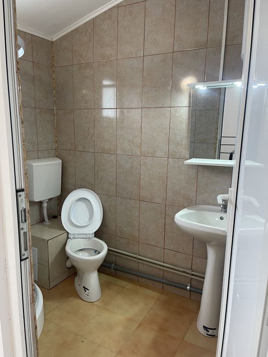 De inchiriat etaj 1si mansarda potrivit pentru sediu firma,coafor,after scool,cazare