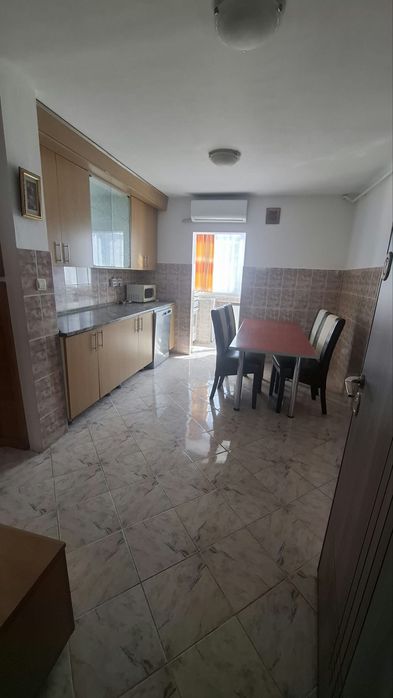 Vand aprtament cu 2 camere, decomandat, mobilat si utilat, zona foarte buna