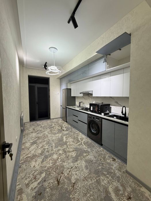 SHaxar Markaz paspurtni stol oldida