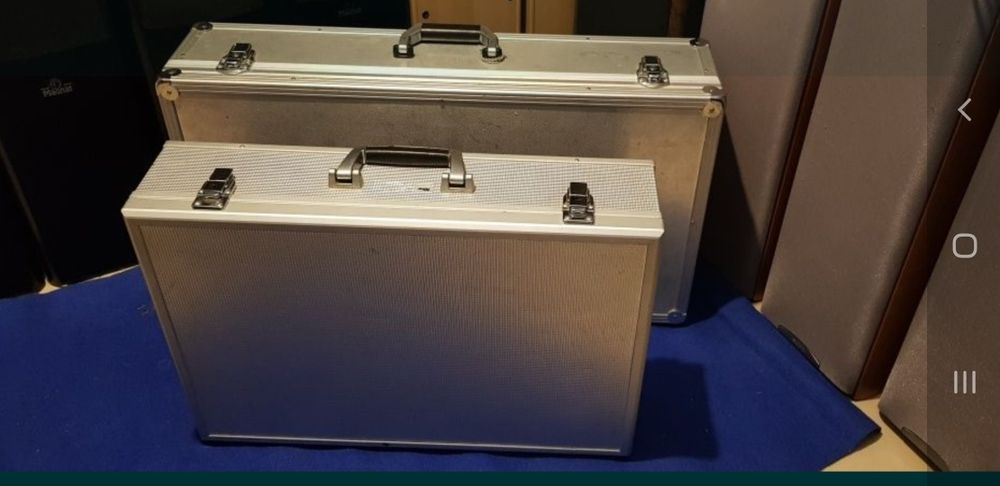 Valiza casse scule cabluri consola mixer microfon drona laptop lumini