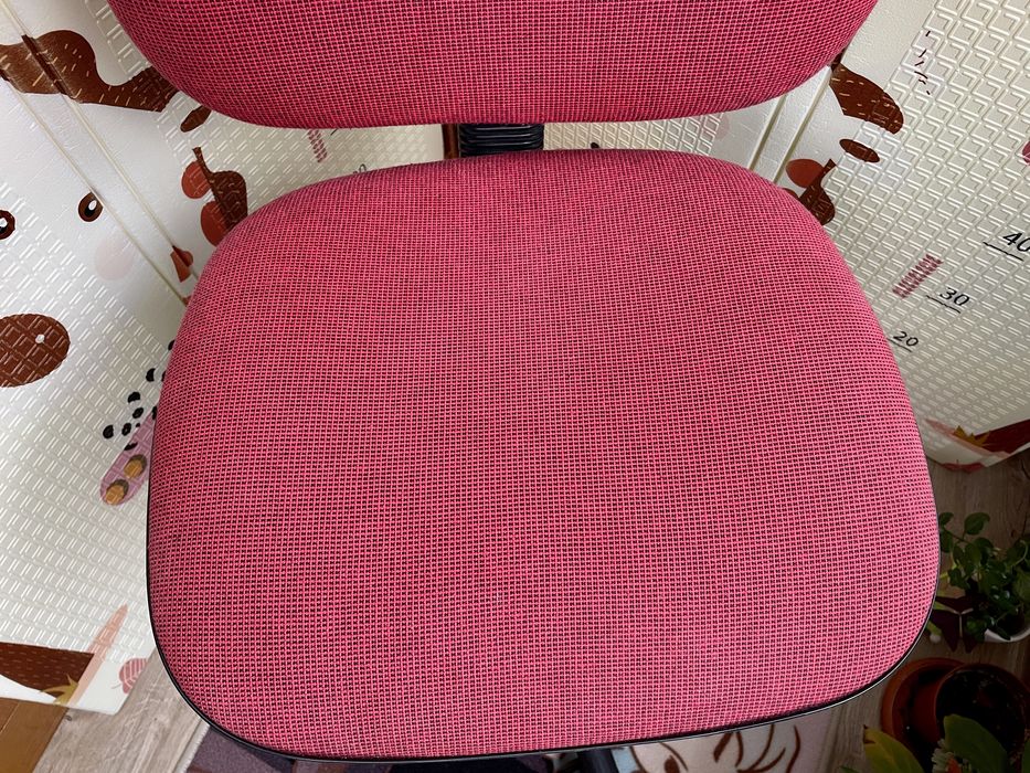 Scaun birou rosu pentru copii de scoala / adulti, rotativ si reglabil