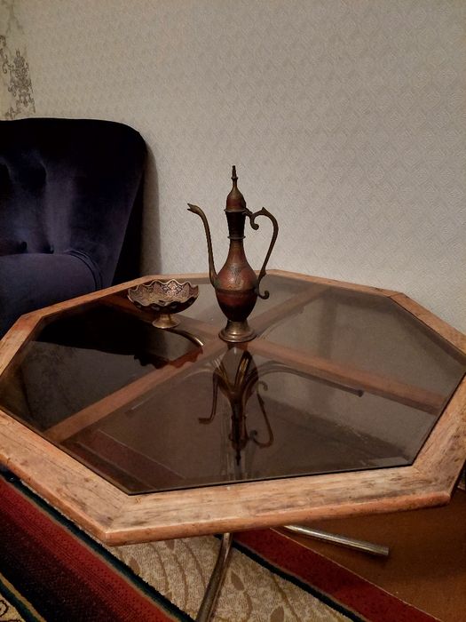 Продаётся уголок отдыха 2 кресла и стол