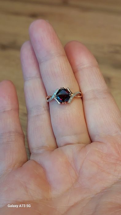 Золотое кольцо с Гранатам и Бриллиантами