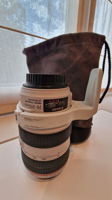 Obiectiv Canon EF 70-300mm f/4-5.6 L IS USM + Inel de montură trepied + Lense Hood + Husa