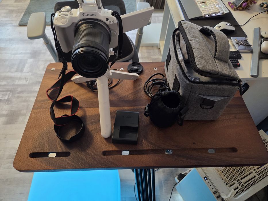Canon EOS R50 + Obiectiv Canon RF‑S 18‑150mm, + Obiectiv Canon RF 50mm, + Trepied PgyTech, + Geanta, + Parasolar
