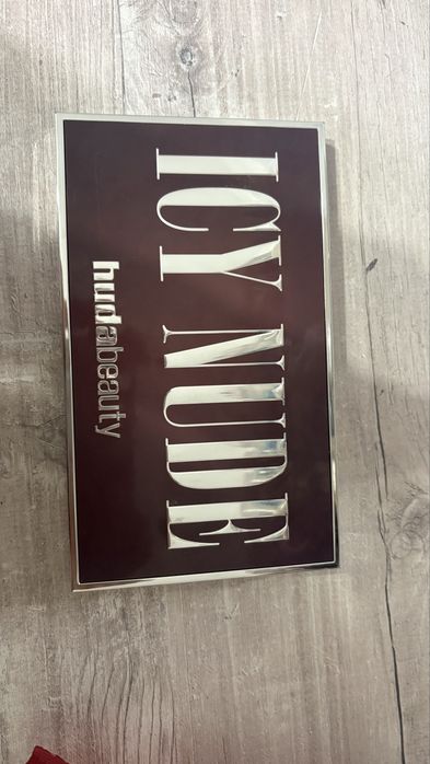 Палетка Huda beauty