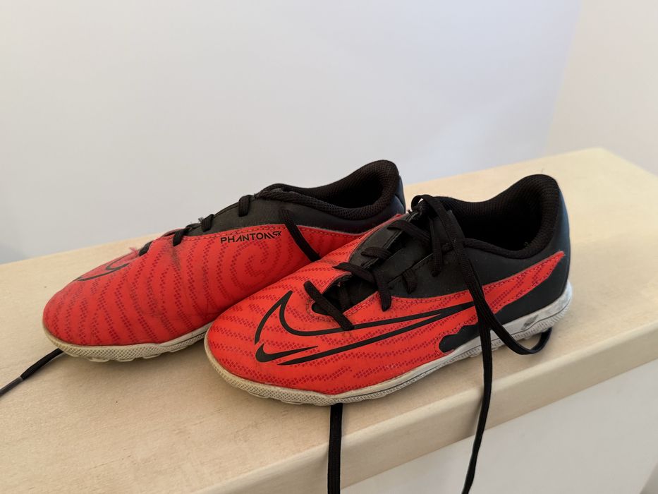 Adidasi Nike pentru fotbal marimea 33