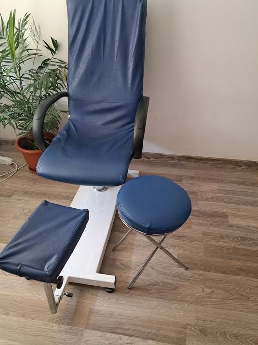 Fotoliu profesional masaj și Scaun pedichiura, în stare foarte bună. Scaun pedichiura este alb dar are husa albastra pentru protecție.