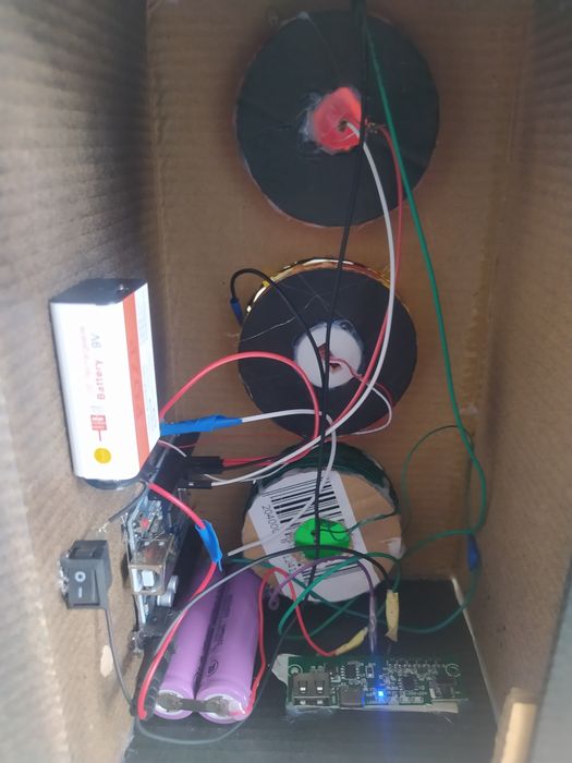 Svetafor aʼlo darajada hudi koʻchadagidek ishlaydi quyosh panelida