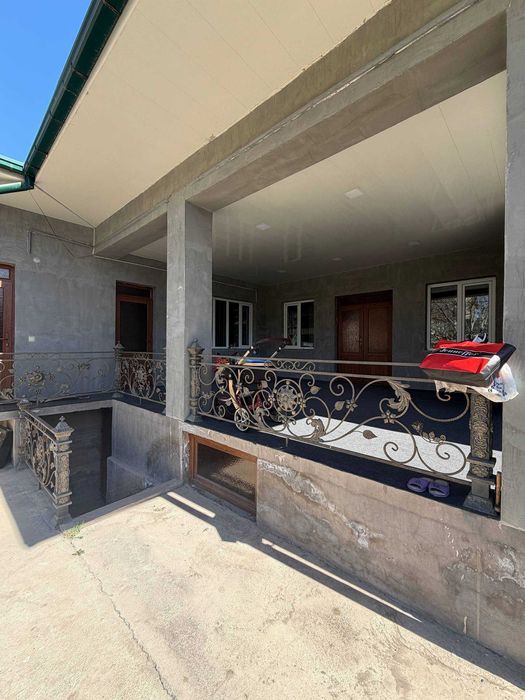 Гулистон Обод махаллада 8 сотик 6 хона Зор ховли сотилади.