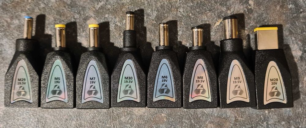 Incarcator universal pentru laptop nou plus 9 adaptoare