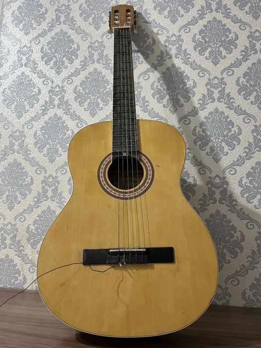 гитара в неплохом состояние