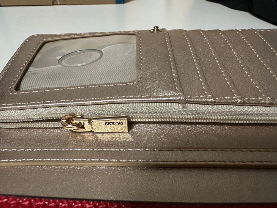 Червено Guess портмоне