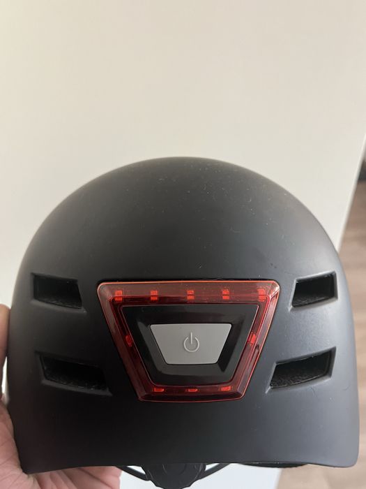 Светеща каска за колело