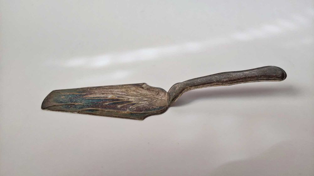 Посребрена шпатула за сервиране на торта