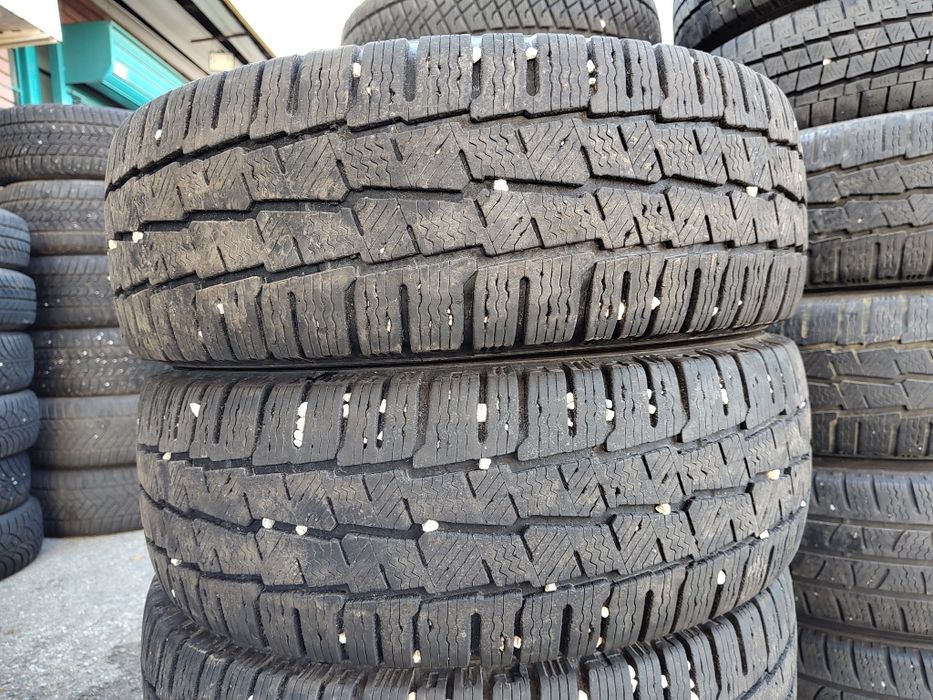 Продавам 4 зимни гуми 215/65/16 С бус Michelin