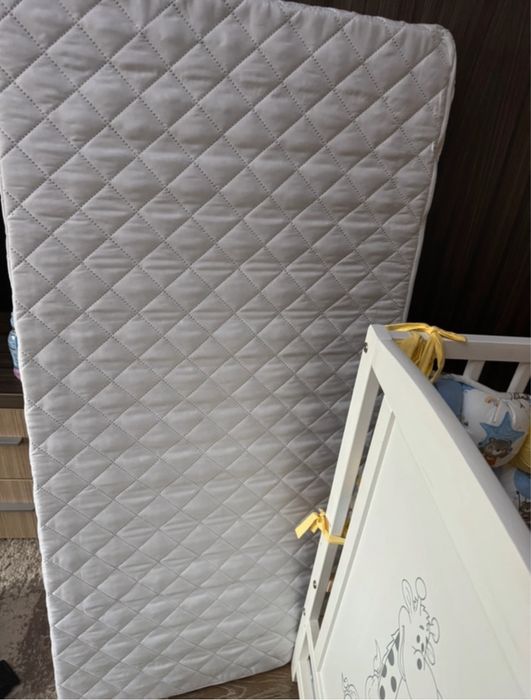 Patut din lemn masiv cu saltea