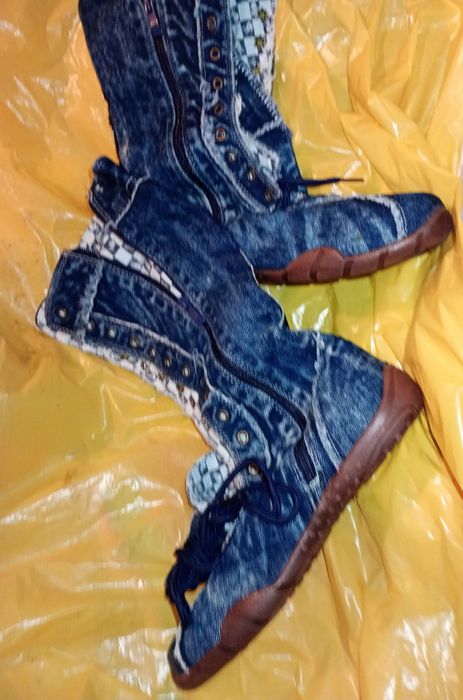 ghete lungi noi, nepurtate, material: blugi / jeans / denim cu siret frontal si fermoar partea interioara, culoare: negru / bleumarin, masura: 36 - 40