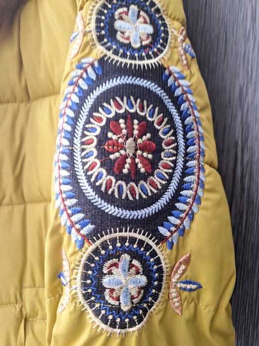 Geaca galben mustar  marimea L. Este folosita dar bine întreținuta.