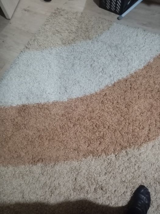 Продаётся ковры 2 вида прямоугольный и овалний бежевокоричнего цвета.