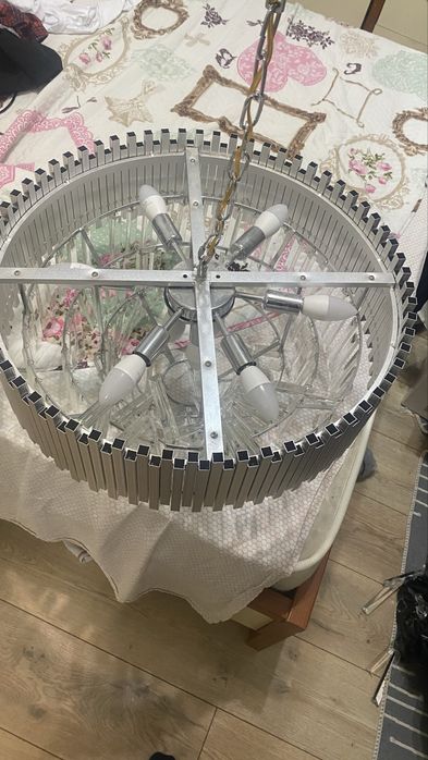 Люстра с шестью лампочками