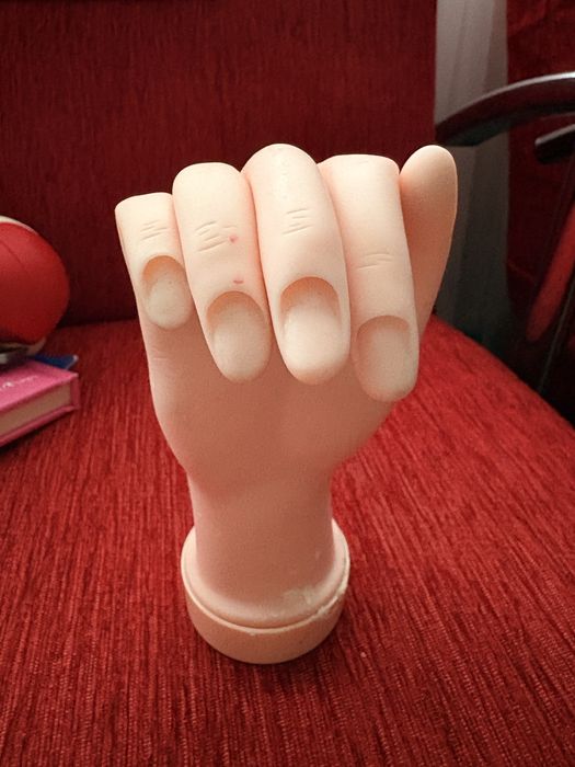 Mana practica manichiura / unghii cu gel