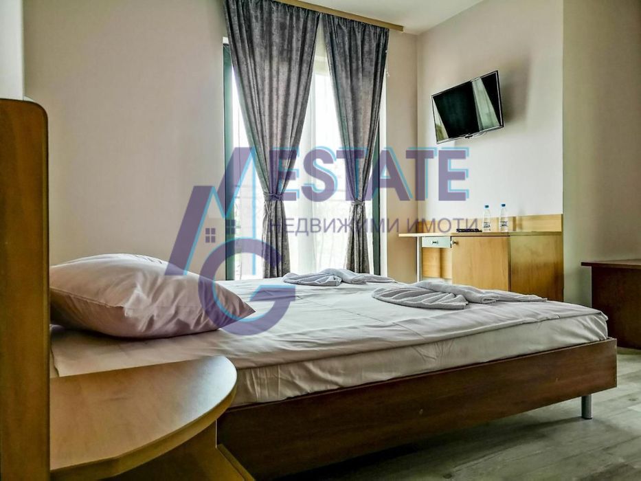 Продава целогодишно работещ Хотел в центъра на  кк.Слънчев Бряг