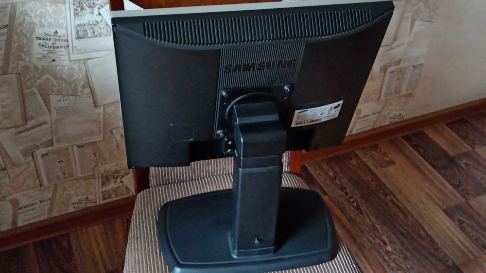 Монитор samsung 920vn на спец подставке 19".