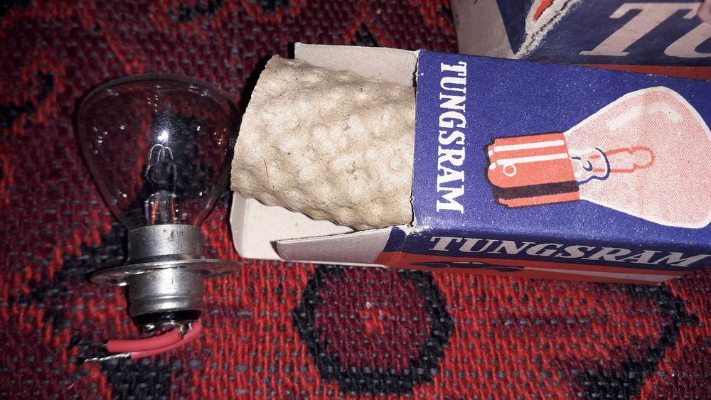 Лампи за фар Tungsram стар модел на 6V
