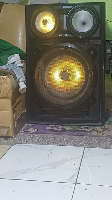 Boxe samsung FS9000 de vinzare in stare foarte bună are un bass extrao