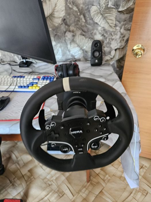 Игровой руль с педалями Moza r5