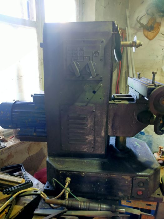 Фрезерный и сверлильный станки.