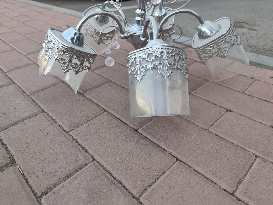 Люстра продаётся пятирожковая б/у в рабочем состоянии один флакон слом